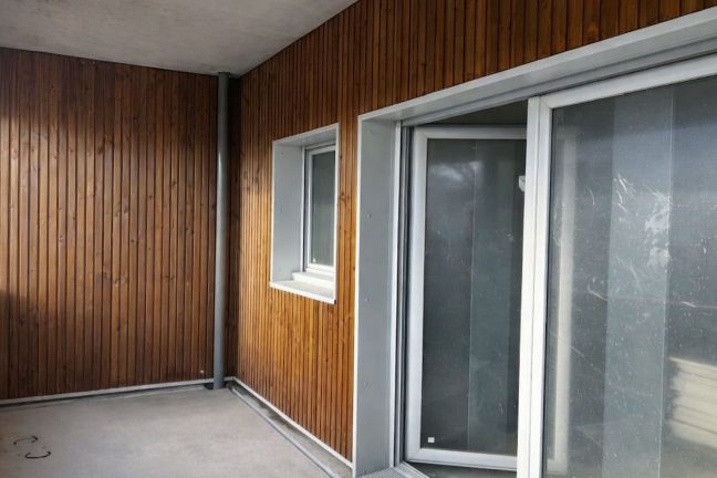 balcon avec murs en bois et porte vitree