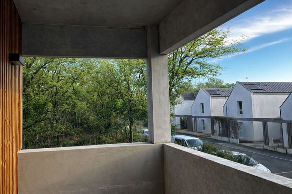 balcon avec vue sur rue et foret