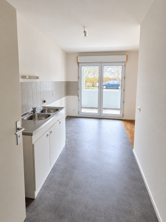 petite kitchenette lumineuse avec vue sur balcon