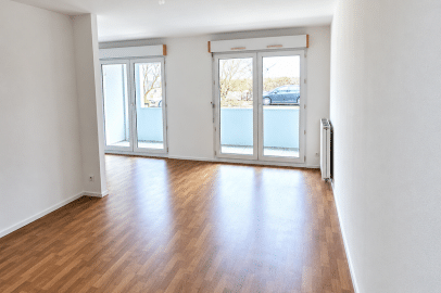 salon moderne vide avec balcon lumineux