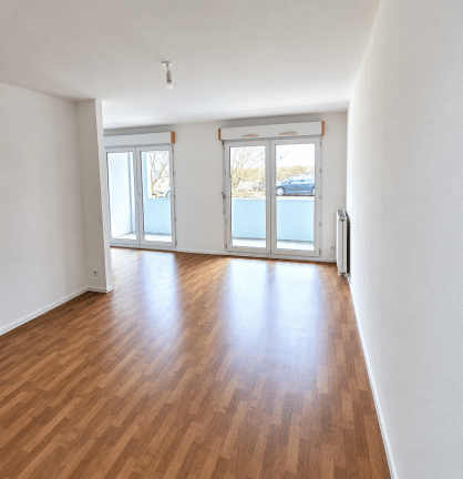 salon moderne vide avec balcon lumineux