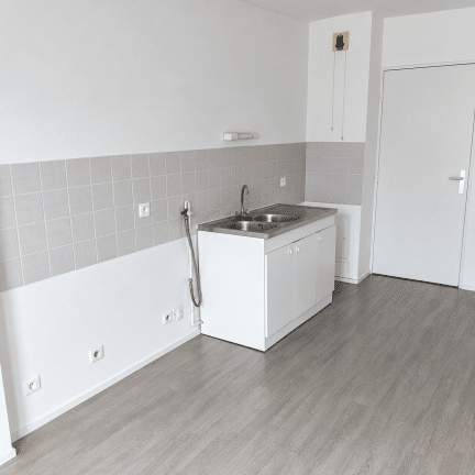 petite cuisine blanche avec evier inox