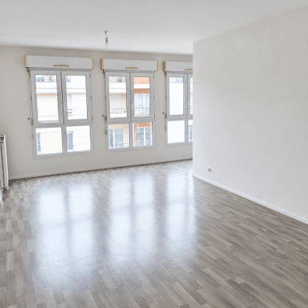salon moderne vide baigne de lumiere