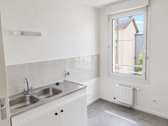 petite kitchenette lumineuse et epuree