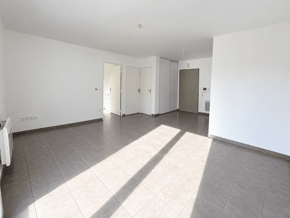 appartement moderne vide baigne de soleil